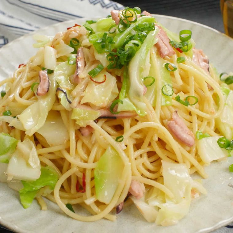 白い皿に盛り付けたいかの塩辛とキャベツのペペロンチーノ