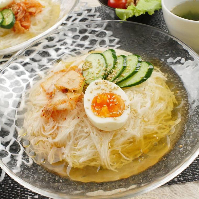 ガラスの器に盛り付けた千切り長いもの冷麺風