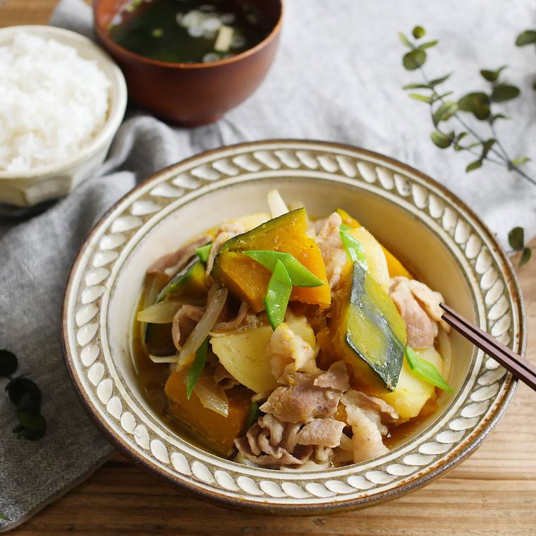 茶色のお皿に盛られた、豚バラ肉のかぼじゃが、ごはん、みそ汁