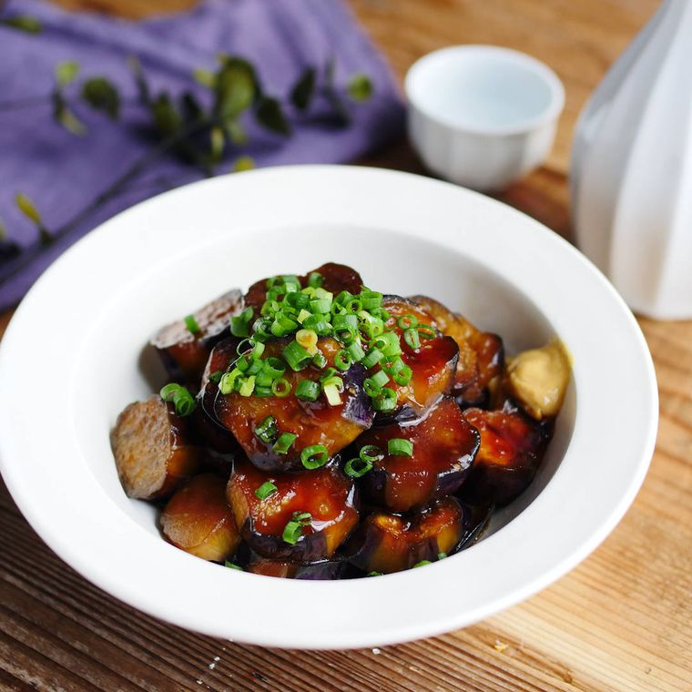 白い皿に盛られたなすの角煮風