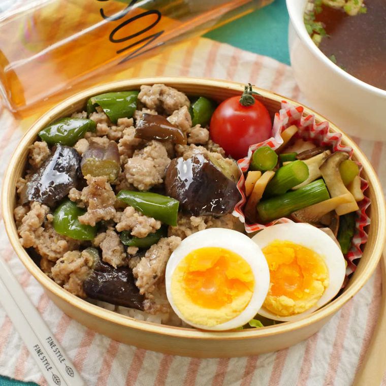 なすとピーマンのみそ炒め、ゆで卵などが入ったお弁当