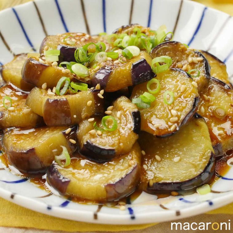 白い皿に盛られた焼きなすのマリネ