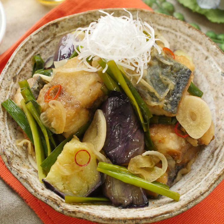 和風の器に盛られた、さばとなすの南蛮漬け