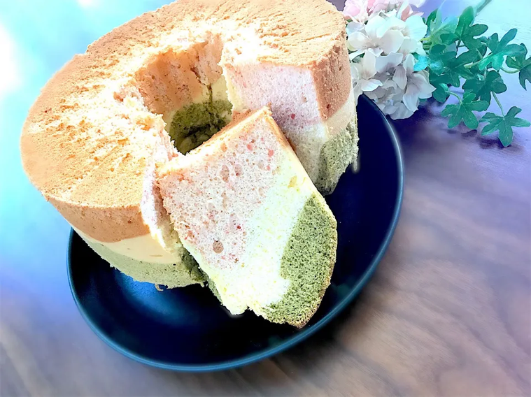 3色のシフォンケーキが黒い皿に盛り付けられているところ