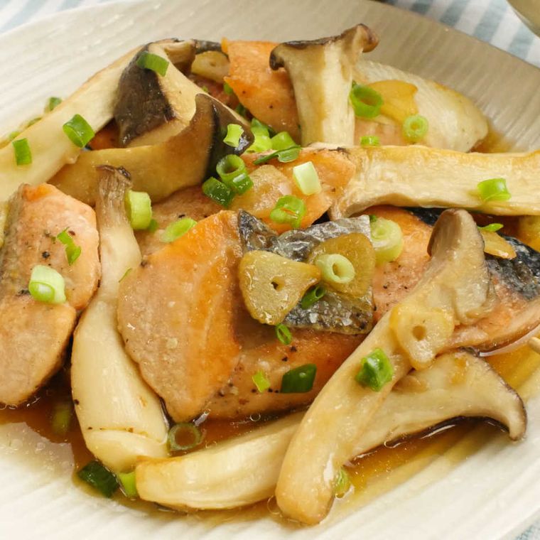 白い皿に盛り付けた鮭とエリンギのガリバタ焼き浸し