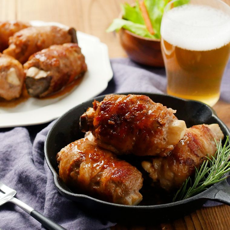 肉巻きエリンギつくねがスキレットに盛り付けられているところ