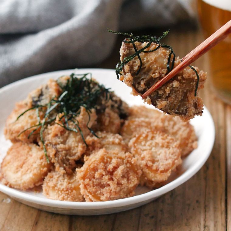 白い丸皿に盛り付けた焼きエリンギの明太子和え