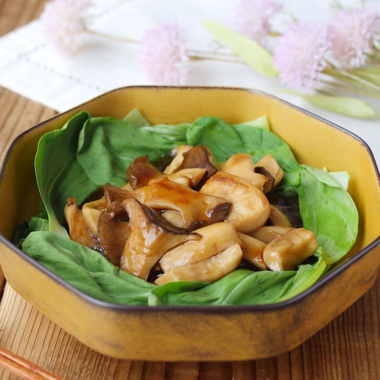 黄色の八角皿に盛り付けたエリンギのオイスターソース煮込み