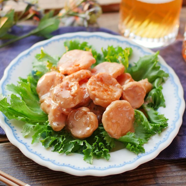 白い丸皿に盛り付けたエリンギのオーロラソース和え