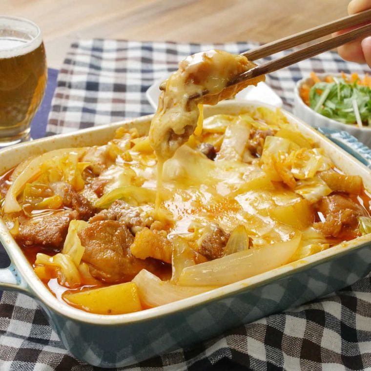 耐熱容器に入ったとろりチーズの豚ッカルビ