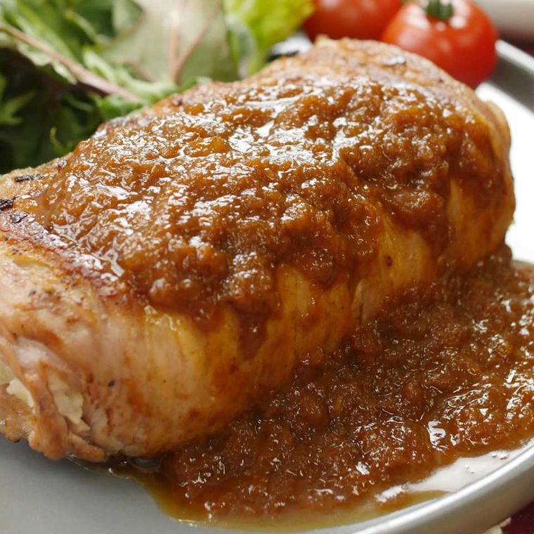 白い皿にのったマッシュポテト肉巻き