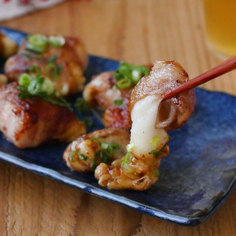 青色の平皿にのった豚バラ肉と餅のチーズ焼き