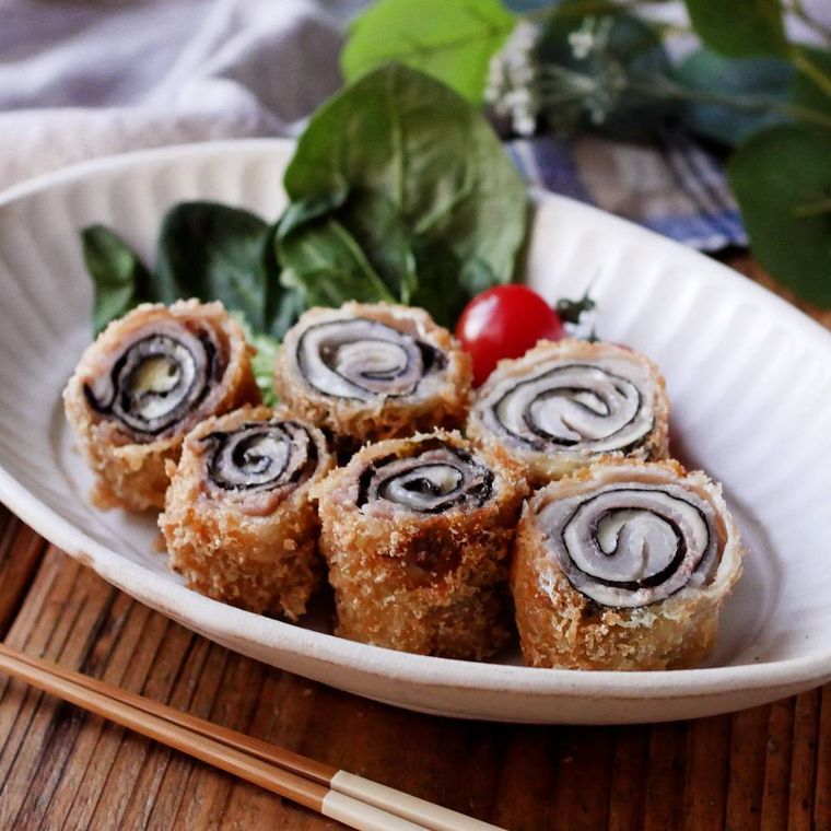 白い皿に盛りつけられた海苔チーズの豚バラロールカツ