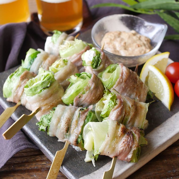 プレートにのったシャキシャキレタスの豚バラ巻き