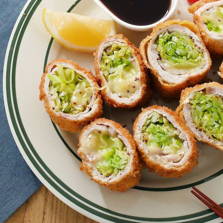 柄付きの皿に盛りつけられた肉巻きキャベツのチーズとんかつ