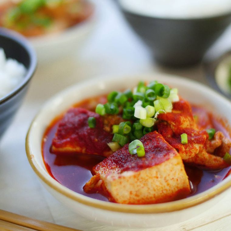 小皿に盛り付けた四川風マーラー肉豆腐