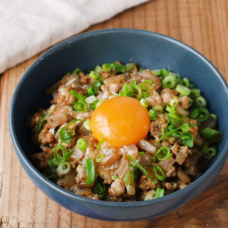 紺色の丼に盛り付けた、チーズ入り豚こんにゃく丼