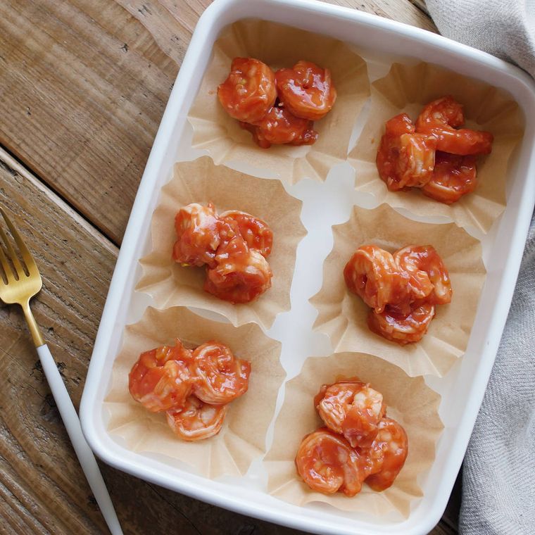 小分けにして保存容器に入れたエビチリ