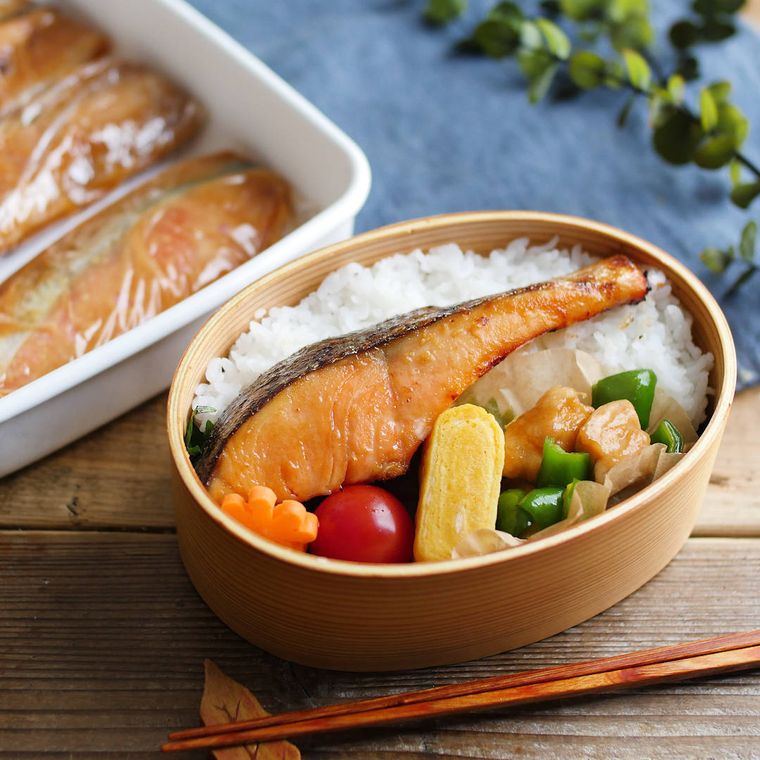鮭の甘みそ漬けをメインにさまざまなおかずが入ったわっぱ弁当