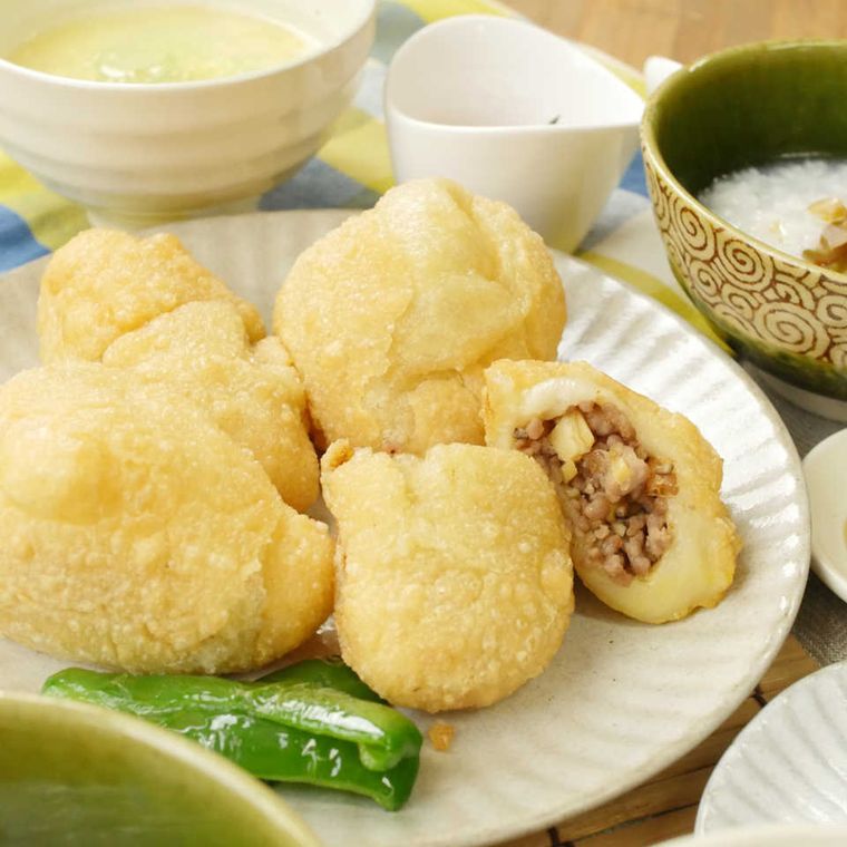 白いプレートに並べた中華風揚げもち餃子