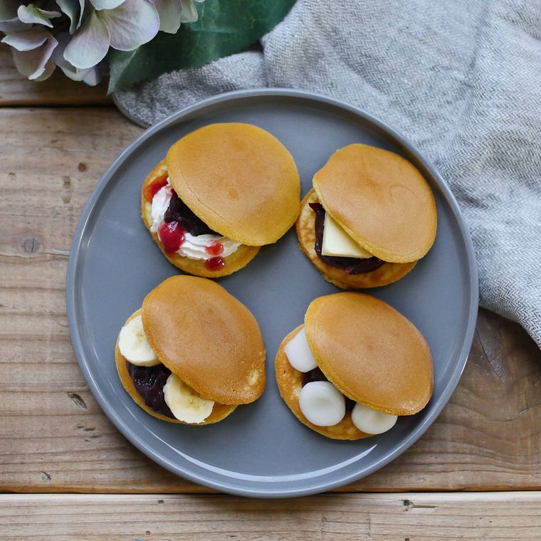 グレーのプレートに並べたもっちりどら焼き