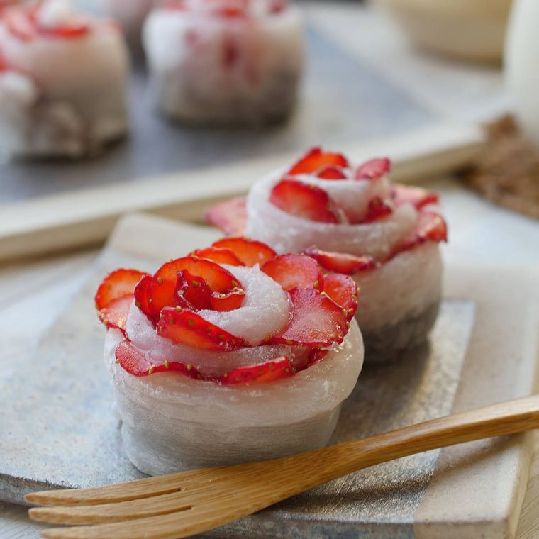 角皿にのせたバラいちご大福