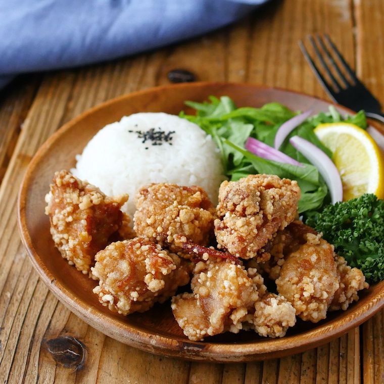 茶色いお皿にのった白玉モチコチキン