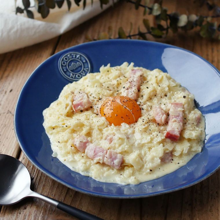 青い皿に盛られたカルボナーラリゾット