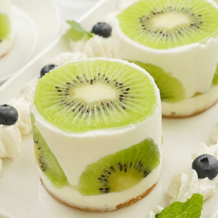 白いお皿にのったキウイフルーツとヨーグルトのケーキ