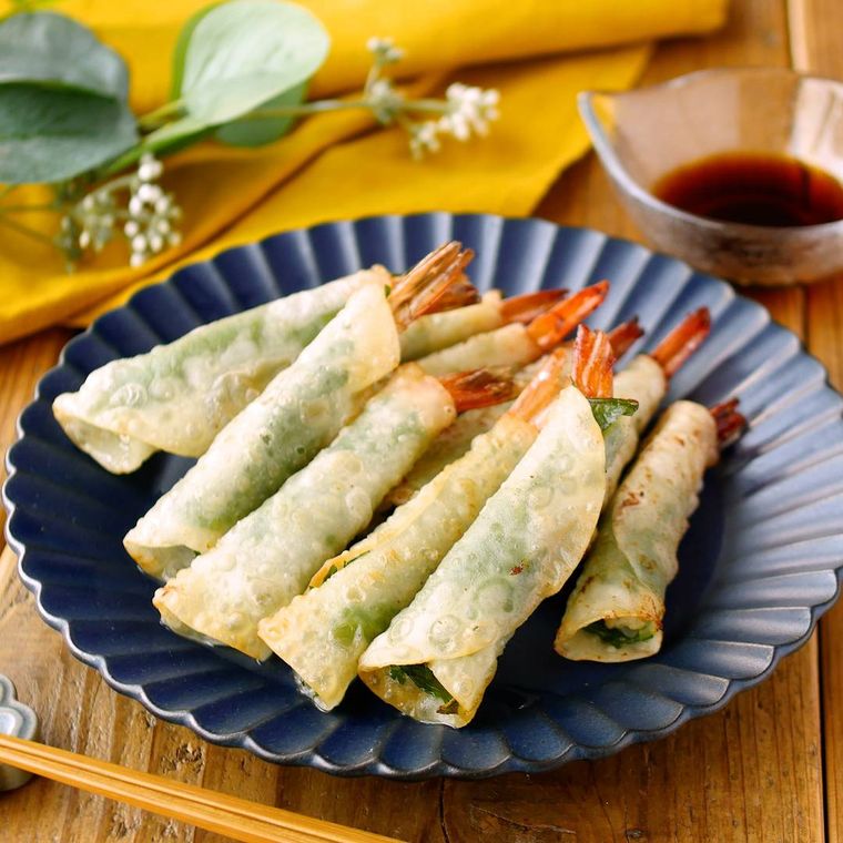 青の皿に盛られたえび大葉揚げ餃子