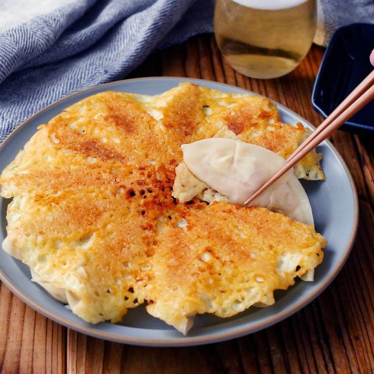 グレーの皿に盛られたパリパリチーズのポテトツナ餃子