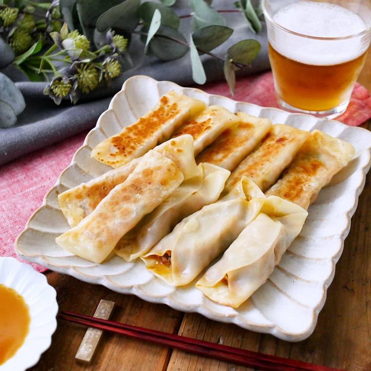 グレーの皿に盛られたさばキムチ餃子