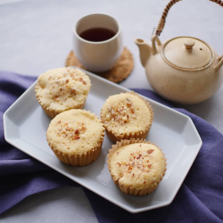 白い長皿に盛りつけられた、キャラメル風味のマーラーカオが4個