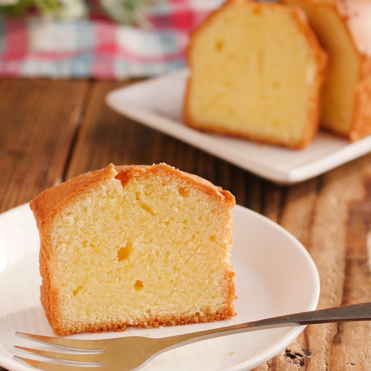 角皿のパウンドケーキを切り分けて、白い小皿に盛りつけた様子