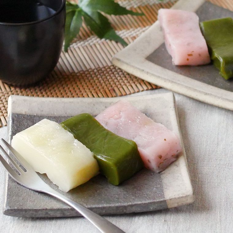 ツートンカラーの角皿に盛りつけられた白と緑、桜色のういろう