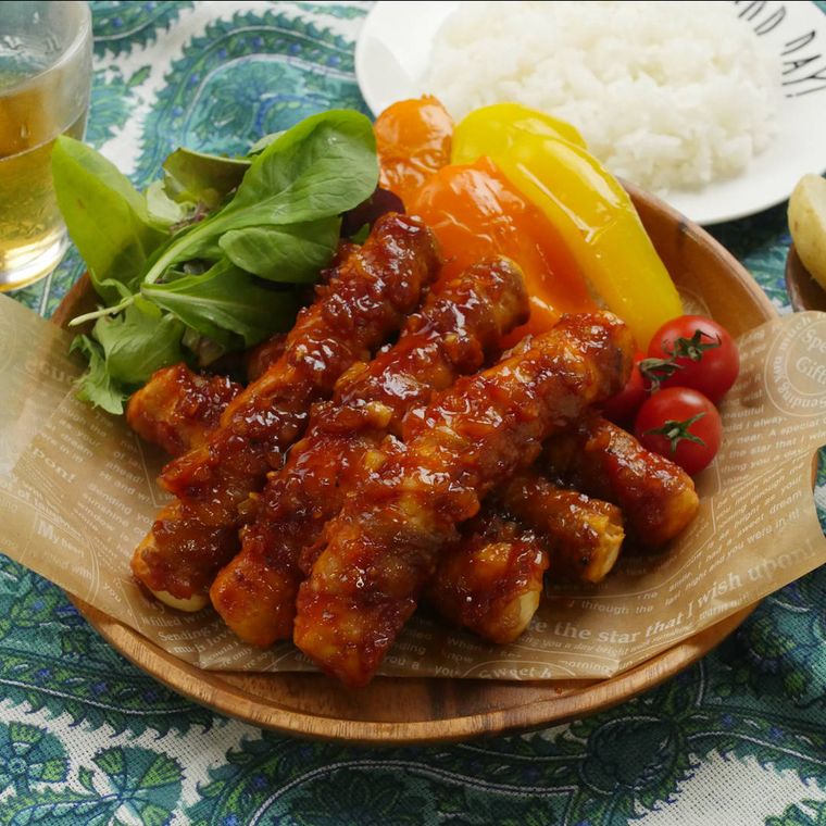 ウッドプレートに盛り付けたスペアリブ風肉巻き豆腐