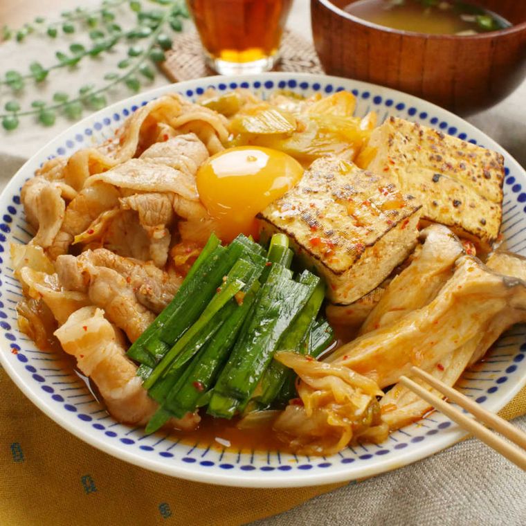 丸皿に盛り付けたキムチ入り韓国風豚バラ肉豆腐