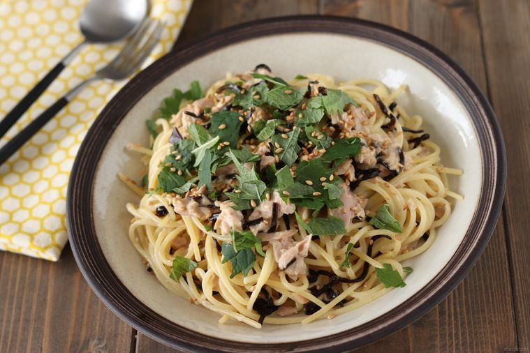 丸皿に盛られたツナマヨ塩昆布パスタ