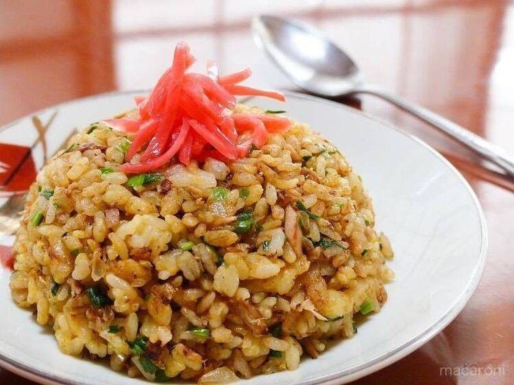 白い丸皿に盛られたツナマヨ玉ねぎチャーハン