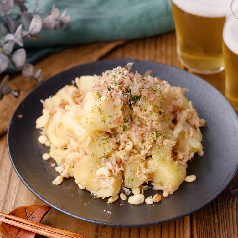 黒皿に盛られた悪魔風ツナマヨポテト