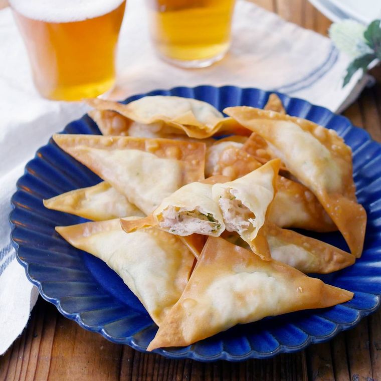 青い菊皿に盛られたツナマヨ包み揚げ