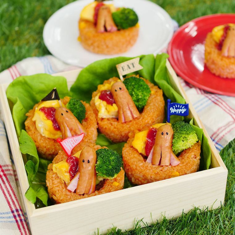 木の弁当箱に盛られたケチャップライスのランチカップお弁当