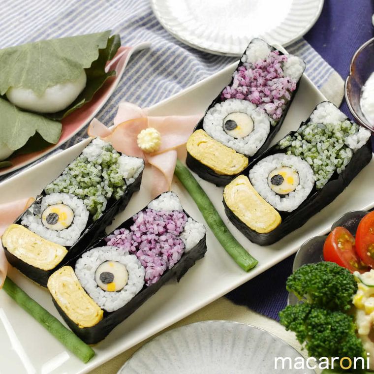 長方形の白いお皿に盛られたこいのぼり型の巻き寿司