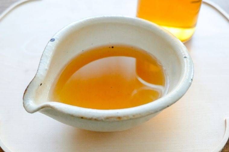 白色の器に入った白だし