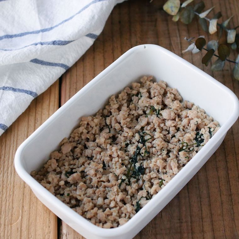 白色の保存容器に入った大葉香る鶏塩そぼろ