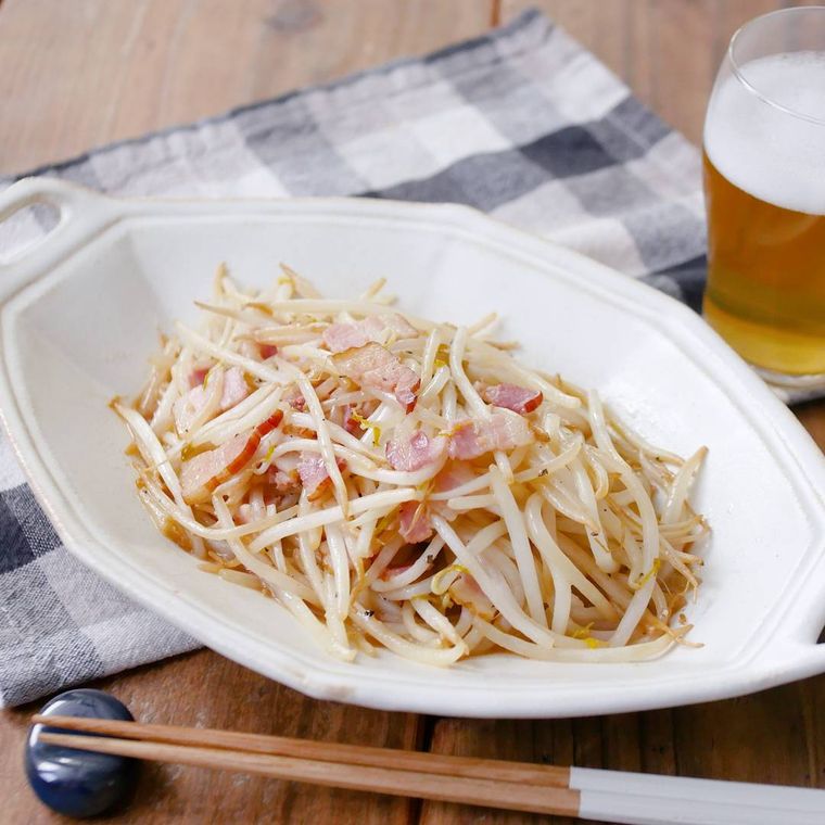 白い皿に入ったもやしとベーコンのガリバタ炒め