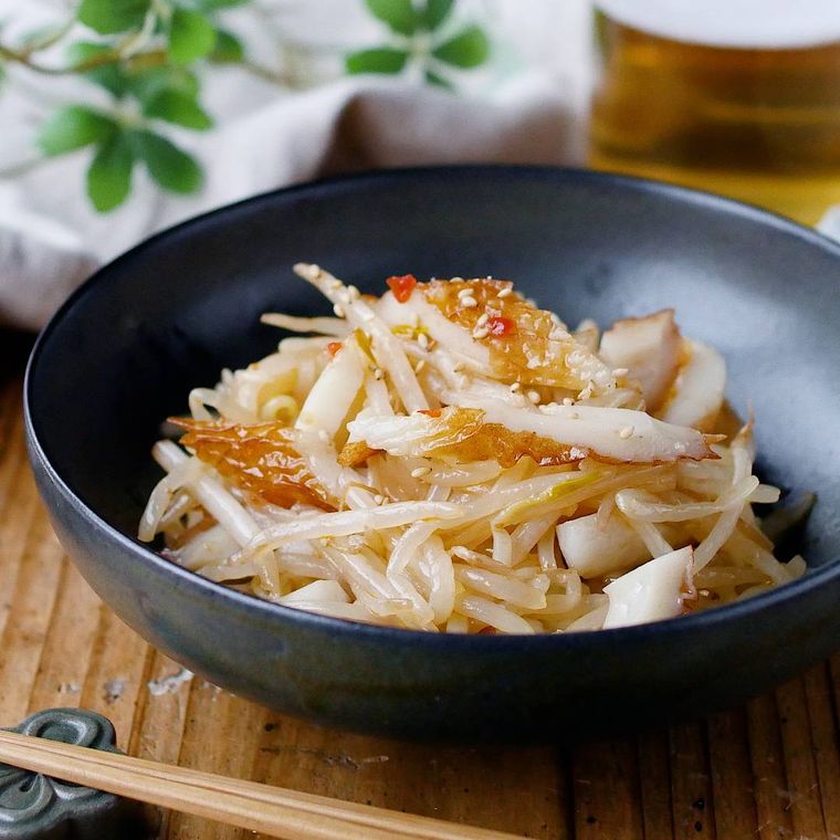 黒い小鉢に入ったもやしとちくわのナムル