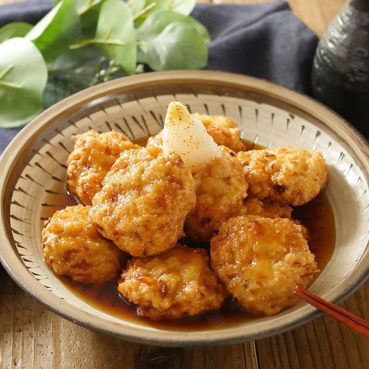 とびかんな模様の鉢に盛り付けた豆腐のつくね揚げ