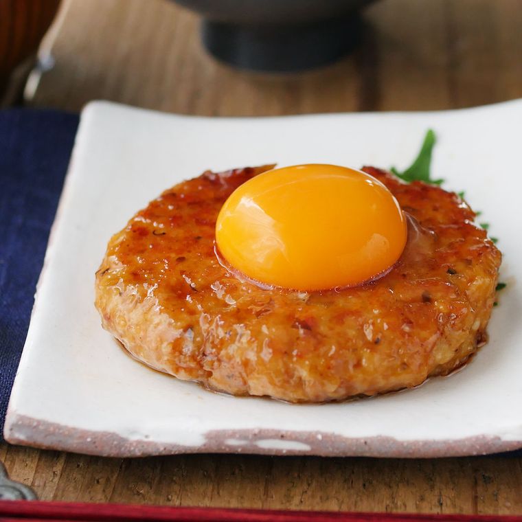 白い角皿に盛り付けたきのこつくねハンバーグ