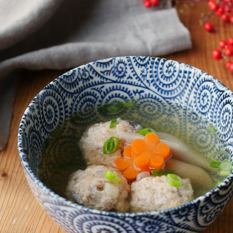 青い模様のボウルに盛り付けた鶏団子のスープ